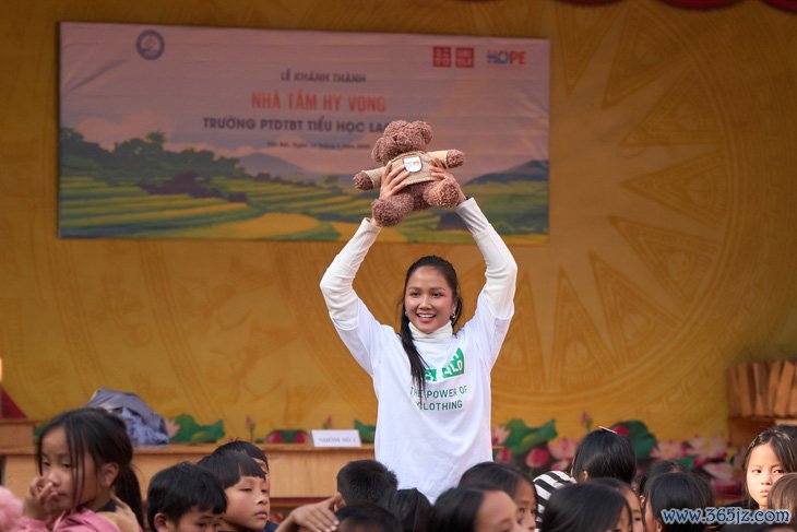 H'Hen Niên khánh thành điểm trường mới， nhà tắm mới cho học sinh Mù Cang Chải - Ảnh 7.