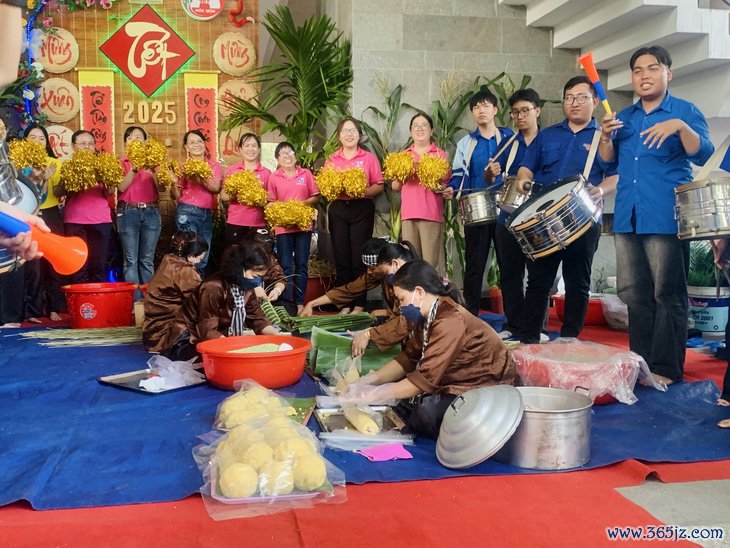 Thi tài khéo tay gói bánh tét dâng lên Quốc Tổ Hùng Vương - Ảnh 5.