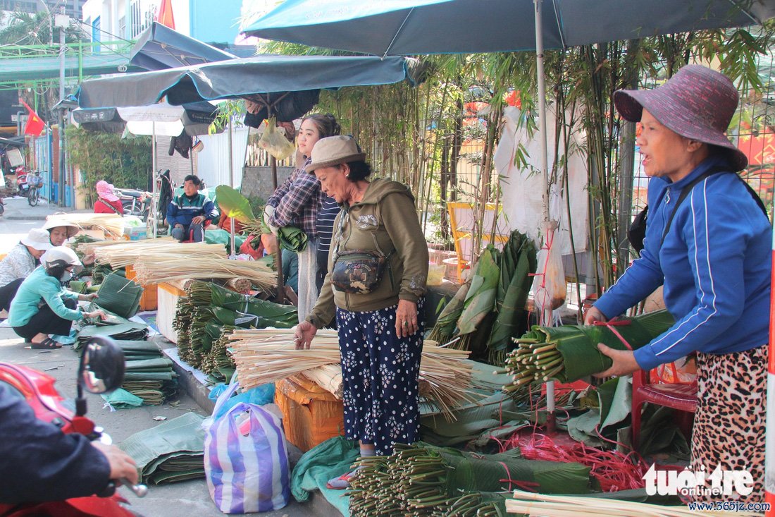 Chợ bán lá dong nhộn nhịp， cả năm chỉ họp mấy ngày cận Tết - Ảnh 2.