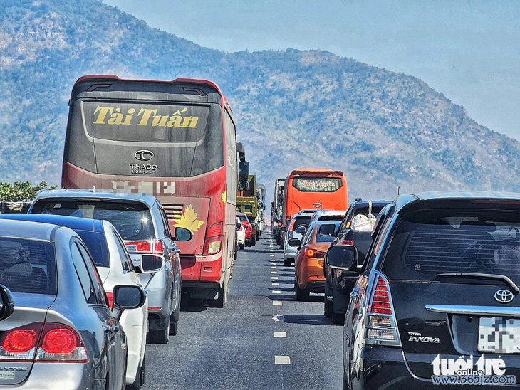 Chật vật quay lại TP.HCM vì giá vé máy bay 'trên trời'， hơn cả tháng lương - Ảnh 2.